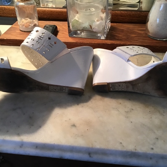 WHBM size 7 white laser cut 3” wedges - Picture 5 of 7
